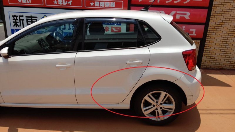 【フォルクスワーゲン ポロ 輸入車 リヤバンパー鈑金 左クォータパネル鈑金 左リヤドア鈑金 鈑金 塗装 横浜 日吉 川崎 カーコンビニ倶楽部 鈑金塗装 自動車修理 横浜市 港北区 神奈川区 鶴見区 都筑区 川崎市 中原区 幸区 高津区 3コートパール】
| カテゴリ | キズ・へこみ直し |
|---|---|
| 初年度登録年月 | 平成25年10月 |
| メーカー | フォルクスワーゲン |
| 車種 | ポロ |
| グレード | GTI |
| 型式 | ABA-6RCTH |
| 作業時間 | 6日 |
| 修理の箇所・サービス内容 | リヤバンパー鈑金 左クォータパネル鈑金 左リヤドア鈑金 ディスクホイール交換 封印再交付 塗装作業 |
| 修理金額 | ¥260,000(税込) |
■修理工程
1. 各部の脱着
リヤバンパー、左クォータパネル、左リヤドア周辺の部品を脱着します。
ライトやバンパーマウントなどの部品も取り外します。
2. 損傷箇所の確認
損傷箇所を詳しく確認し、修理方法を検討します。
凹みや歪みだけでなく、傷や亀裂なども確認します。
3. 鈑金作業
ハンマーやプーラーなどの工具を使用して、凹みや歪みを丁寧に修正します。
必要に応じて、パテを使用して凹凸を無くします。
4. 下地処理
研磨ペーパーを使用して、表面を滑らかにします。
傷や汚れを完全に除去します。
5. 塗装作業
ホワイトパールの塗料を吹き付け、乾燥させます。
ムラなく綺麗に仕上げるために、複数回塗装を行います。
6. クリア塗装
クリア塗装を行い、ツヤと光沢を出します。
7. 車両組み付け
取り外した部品を元通りに組み付けます。
各部の動作確認を行い、問題がないことを確認します。
8. ディスクホイール交換
損傷したディスクホイールを新しいものと交換します。
9. 封印再交付
車両の状態を確認し、封印の再交付を行います。
- 修理前(Before)
![