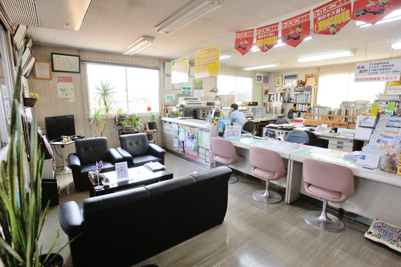 ゆとりある空間に大きなソファーを配置。じっくりとお客様のお話を聞くことができる